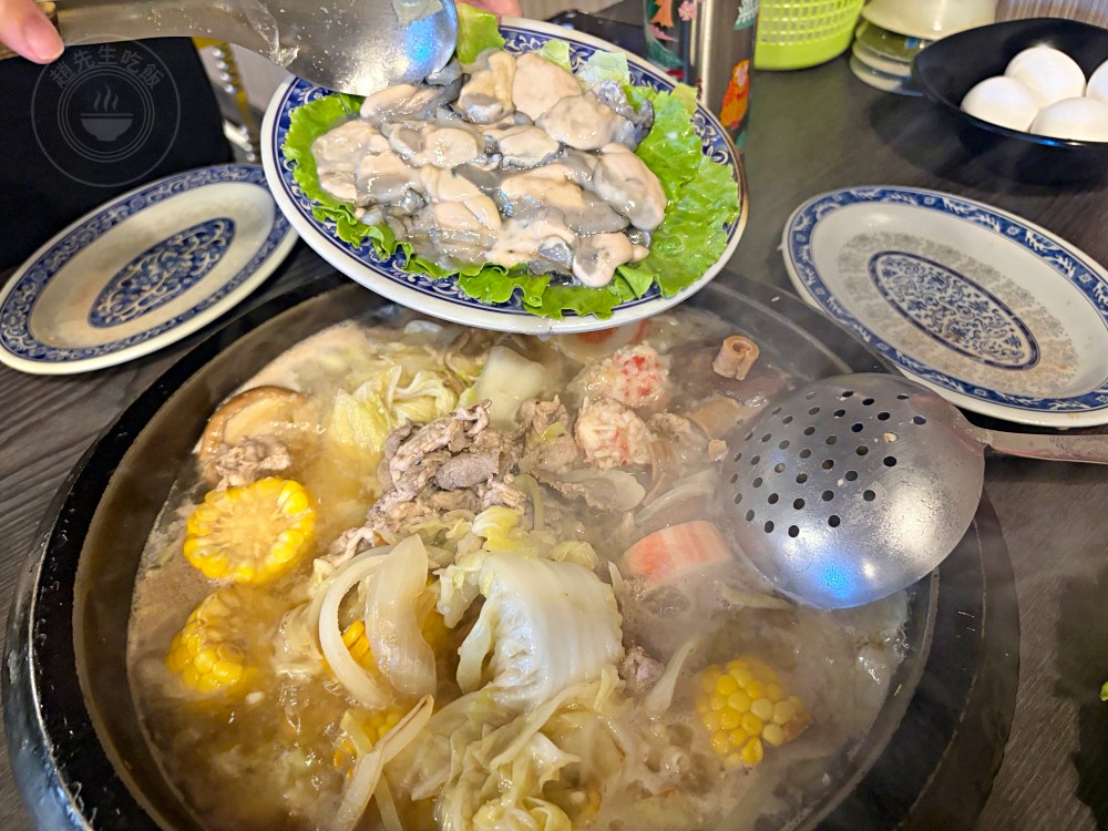 40年在地知名石頭火鍋，平日一開店也爆滿，師傅超會爆香，便宜好吃！ @趙先生吃飯