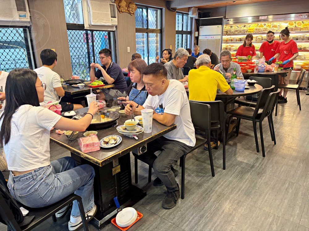 40年在地知名石頭火鍋，平日一開店也爆滿，師傅超會爆香，便宜好吃！ @趙先生吃飯