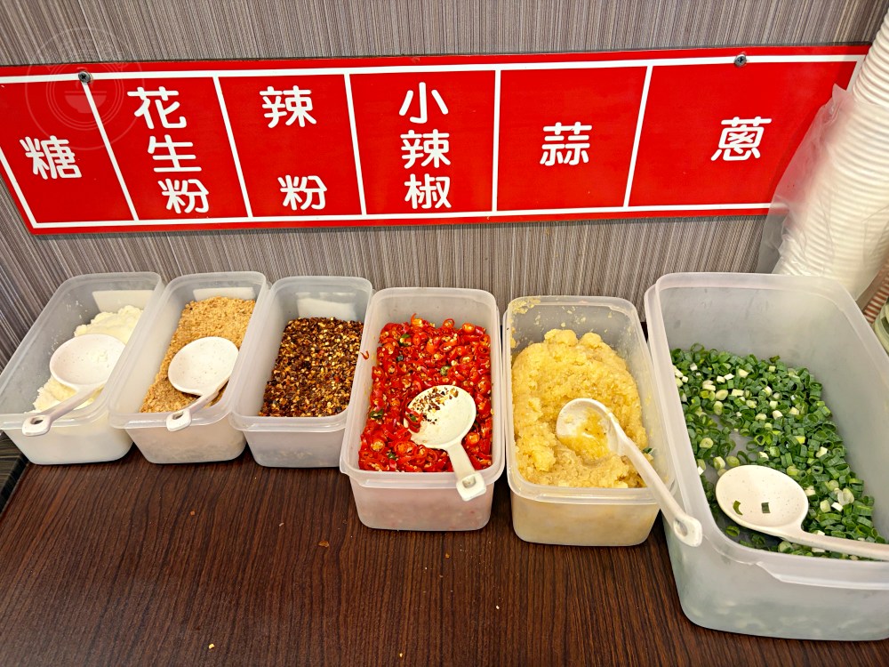 40年在地知名石頭火鍋，平日一開店也爆滿，師傅超會爆香，便宜好吃！ @趙先生吃飯
