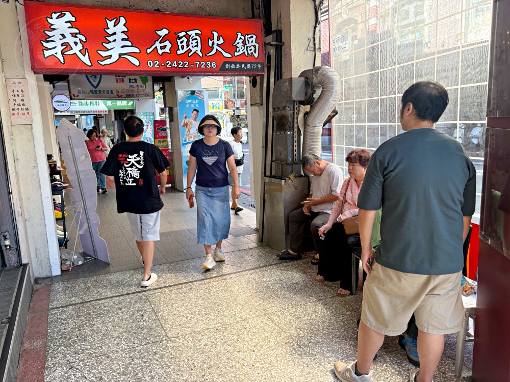 40年在地知名石頭火鍋，平日一開店也爆滿，師傅超會爆香，便宜好吃！ @趙先生吃飯