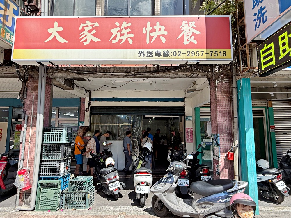 阿嬤說生活不容易，便當便宜賣就好，60元便當，1主菜4樣菜！ @趙先生吃飯
