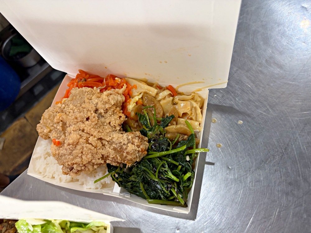 60年老麵店，只開下午到凌晨，麻醬麵、肉丸都是招牌，一路排到半夜 @趙先生吃飯