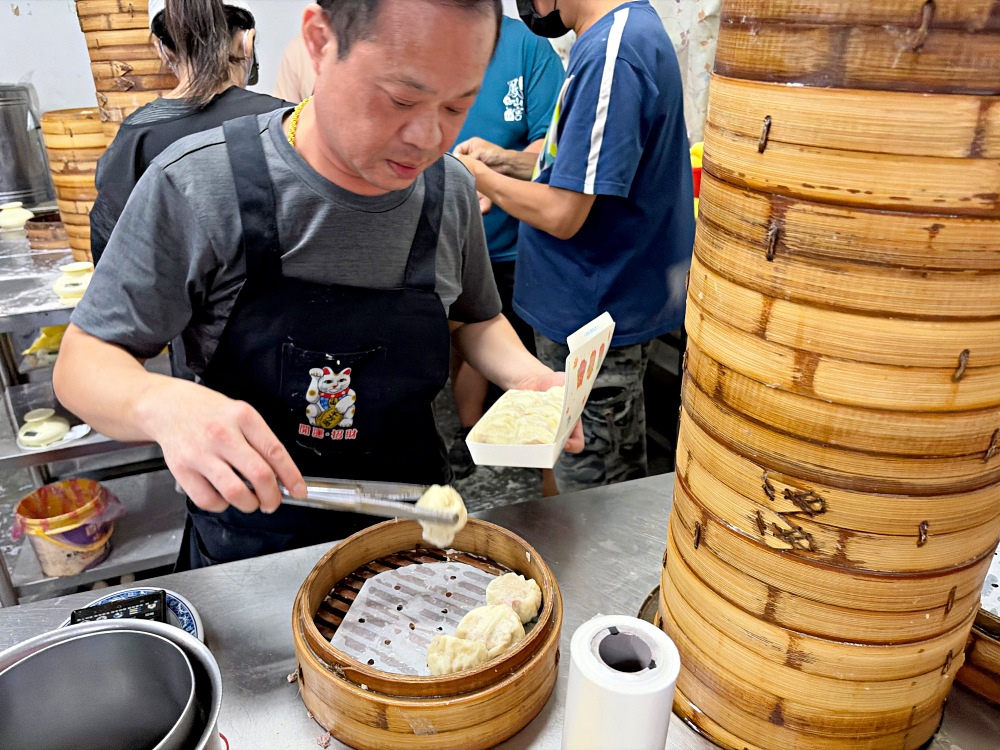 10元小籠包被罵都買不到，很多人一次買100顆，大顆爆汁，6顆就超飽！ @趙先生吃飯
