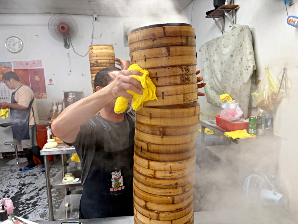 10元小籠包被罵都買不到，很多人一次買100顆，大顆爆汁，6顆就超飽！ @趙先生吃飯