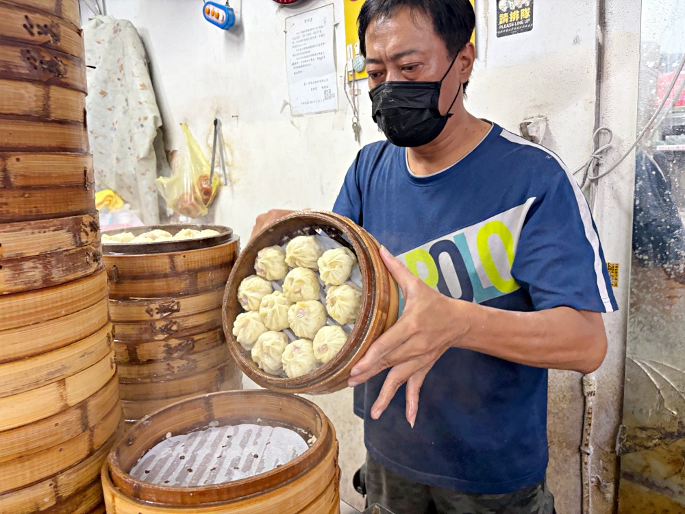 10元小籠包被罵都買不到,很多人一次買100顆,大顆爆汁,6顆就超飽! @趙先生吃飯 10元小籠包被罵都買不到,很多人一次買100顆,大顆爆汁,6顆就超飽! @趙先生吃飯
