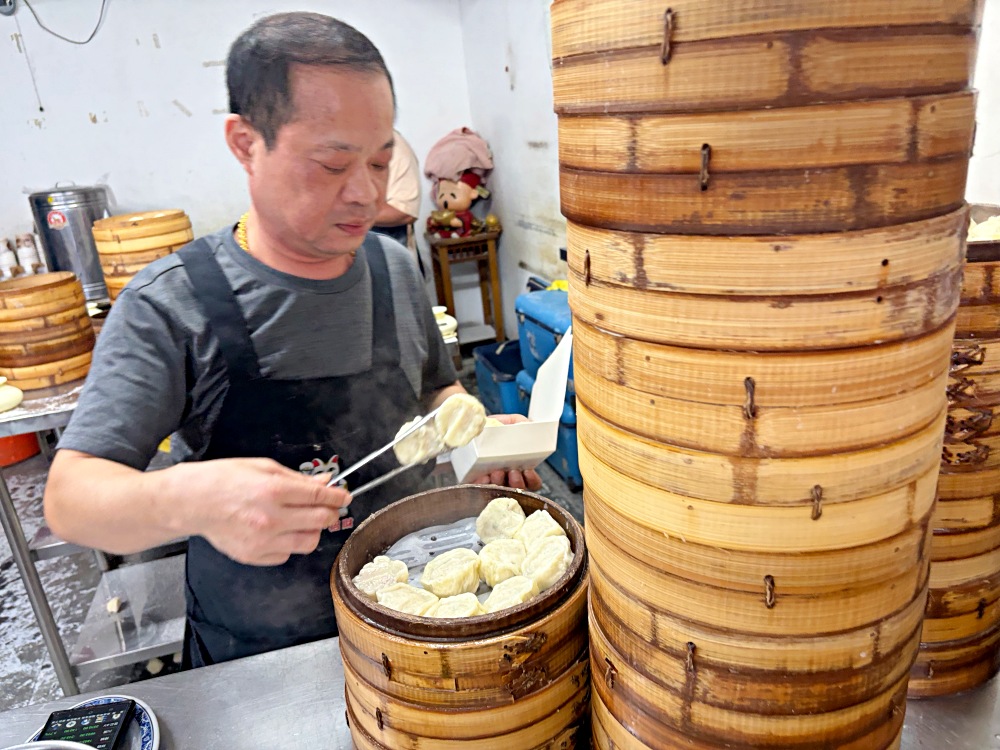 10元小籠包被罵都買不到，很多人一次買100顆，大顆爆汁，6顆就超飽！ @趙先生吃飯