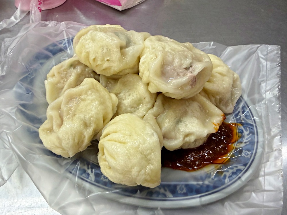 10元小籠包被罵都買不到,很多人一次買100顆,大顆爆汁,6顆就超飽! @趙先生吃飯 10元小籠包被罵都買不到,很多人一次買100顆,大顆爆汁,6顆就超飽! @趙先生吃飯