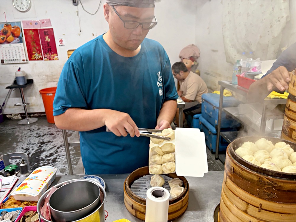 10元小籠包被罵都買不到,很多人一次買100顆,大顆爆汁,6顆就超飽! @趙先生吃飯 10元小籠包被罵都買不到,很多人一次買100顆,大顆爆汁,6顆就超飽! @趙先生吃飯