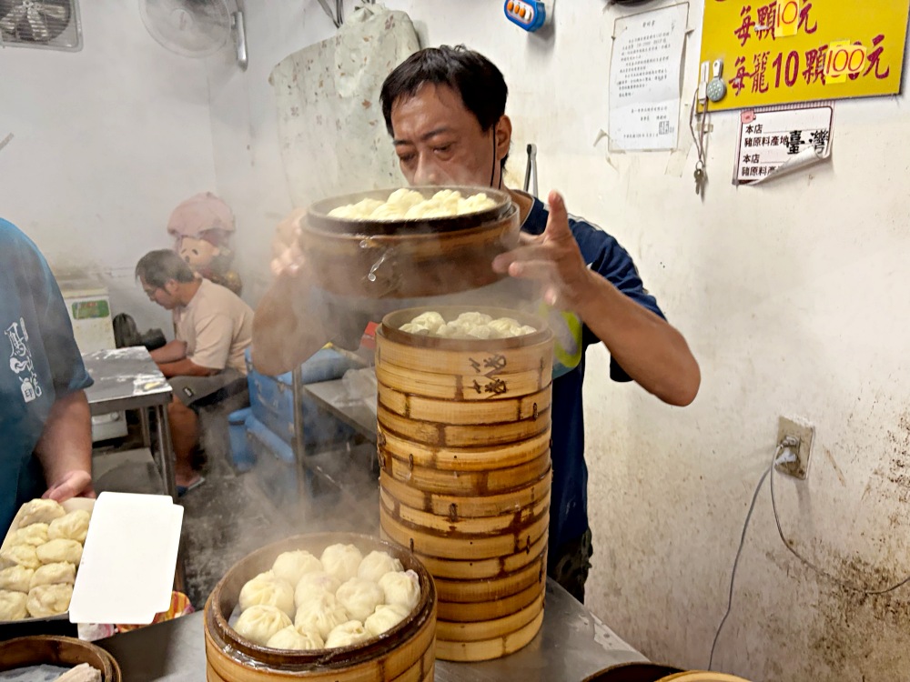 10元小籠包被罵都買不到,很多人一次買100顆,大顆爆汁,6顆就超飽! @趙先生吃飯 10元小籠包被罵都買不到,很多人一次買100顆,大顆爆汁,6顆就超飽! @趙先生吃飯