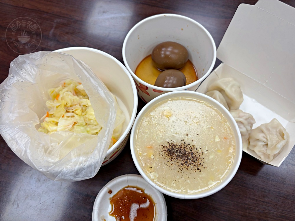 大姐的巨大鍋貼，至少等半小時，常勸客人別點太多，因為最後都打包！ @趙先生吃飯