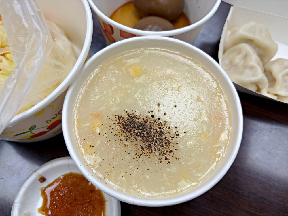 大姐的巨大鍋貼，至少等半小時，常勸客人別點太多，因為最後都打包！ @趙先生吃飯