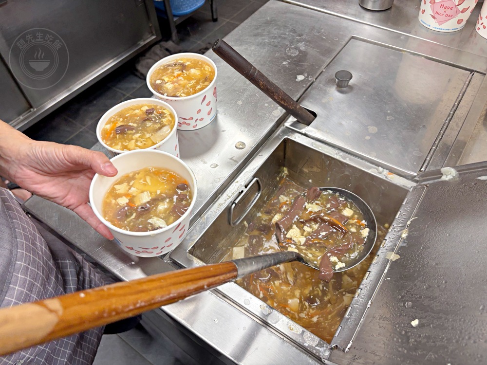 大姐的巨大鍋貼,至少等半小時,常勸客人別點太多,因為最後都打包! @趙先生吃飯 大姐的巨大鍋貼,至少等半小時,常勸客人別點太多,因為最後都打包! @趙先生吃飯