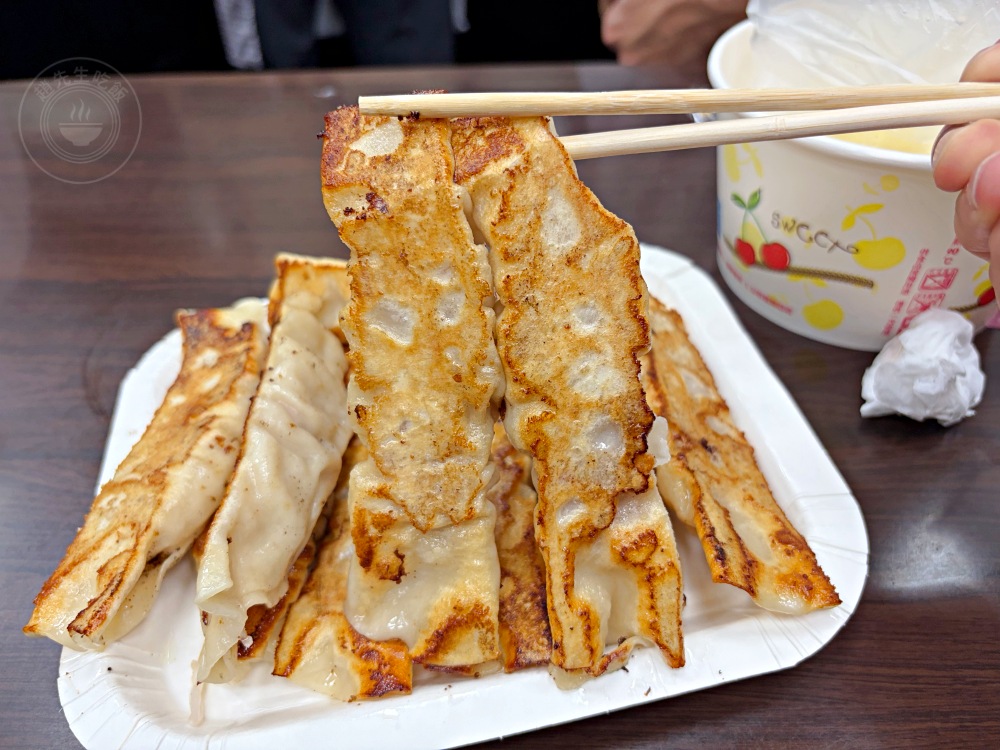 大姐的巨大鍋貼,至少等半小時,常勸客人別點太多,因為最後都打包! @趙先生吃飯 大姐的巨大鍋貼,至少等半小時,常勸客人別點太多,因為最後都打包! @趙先生吃飯