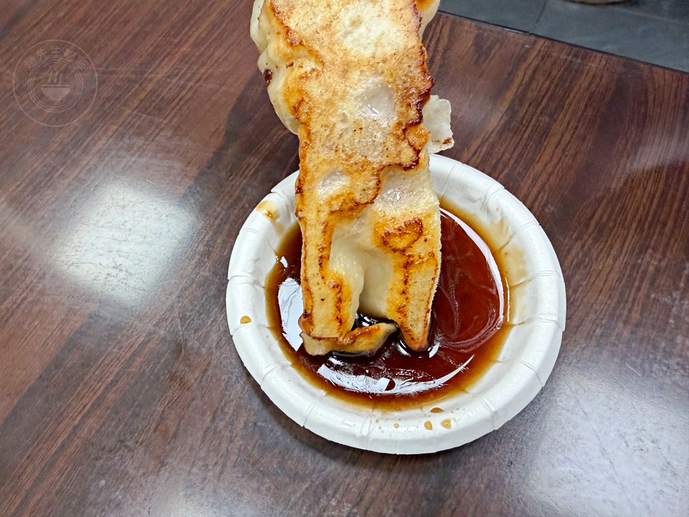 大姐的巨大鍋貼，至少等半小時，常勸客人別點太多，因為最後都打包！ @趙先生吃飯