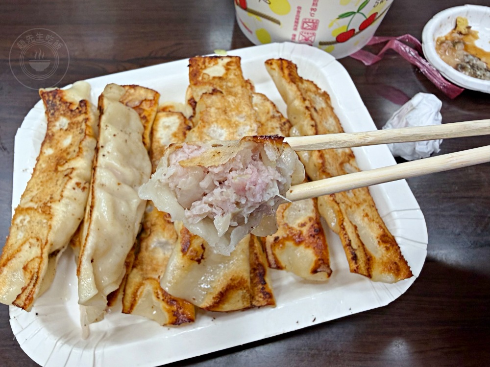 大姐的巨大鍋貼,至少等半小時,常勸客人別點太多,因為最後都打包! @趙先生吃飯 大姐的巨大鍋貼,至少等半小時,常勸客人別點太多,因為最後都打包! @趙先生吃飯