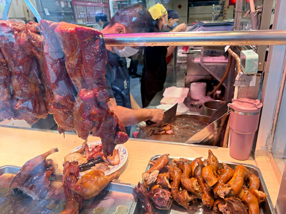 號稱在地最道地的第一名燒臘飯，開門就是大排隊，三寶飯、烤鴨一流！ @趙先生吃飯