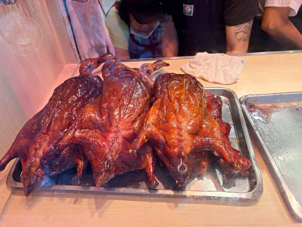 號稱在地最道地的第一名燒臘飯，開門就是大排隊，三寶飯、烤鴨一流！ @趙先生吃飯