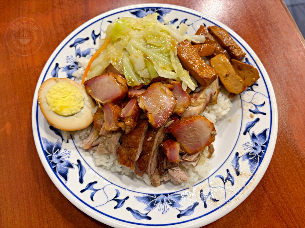號稱在地最道地的第一名燒臘飯，開門就是大排隊，三寶飯、烤鴨一流！ @趙先生吃飯
