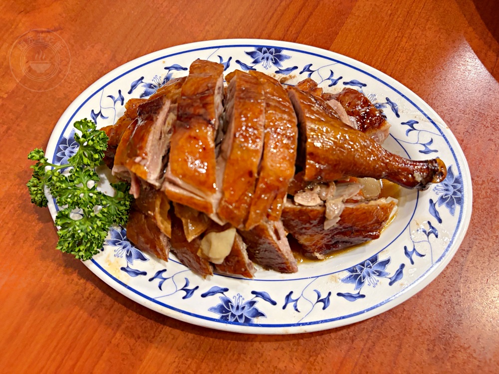 號稱在地最道地的第一名燒臘飯，開門就是大排隊，三寶飯、烤鴨一流！ @趙先生吃飯