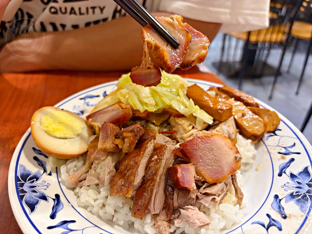 號稱在地最道地的第一名燒臘飯，開門就是大排隊，三寶飯、烤鴨一流！ @趙先生吃飯