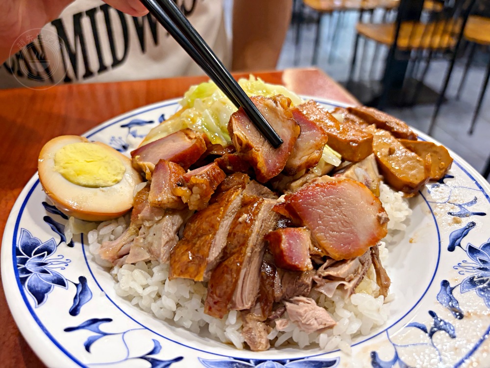 號稱在地最道地的第一名燒臘飯，開門就是大排隊，三寶飯、烤鴨一流！ @趙先生吃飯