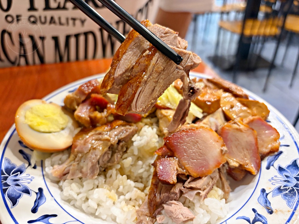 號稱在地最道地的第一名燒臘飯，開門就是大排隊，三寶飯、烤鴨一流！ @趙先生吃飯