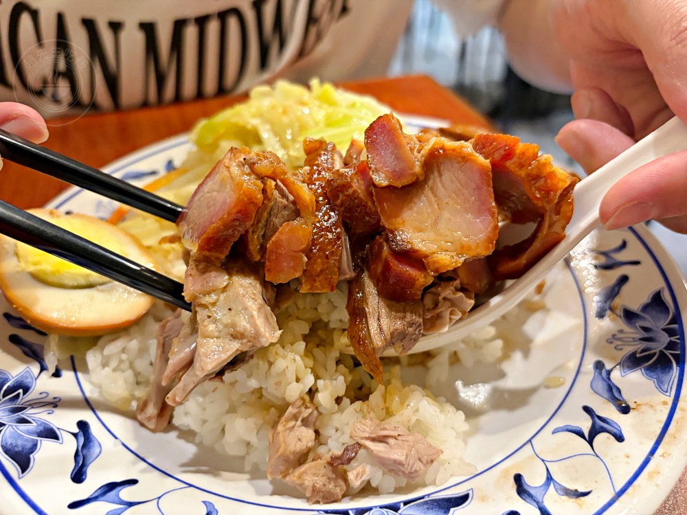 號稱在地最道地的第一名燒臘飯，開門就是大排隊，三寶飯、烤鴨一流！ @趙先生吃飯