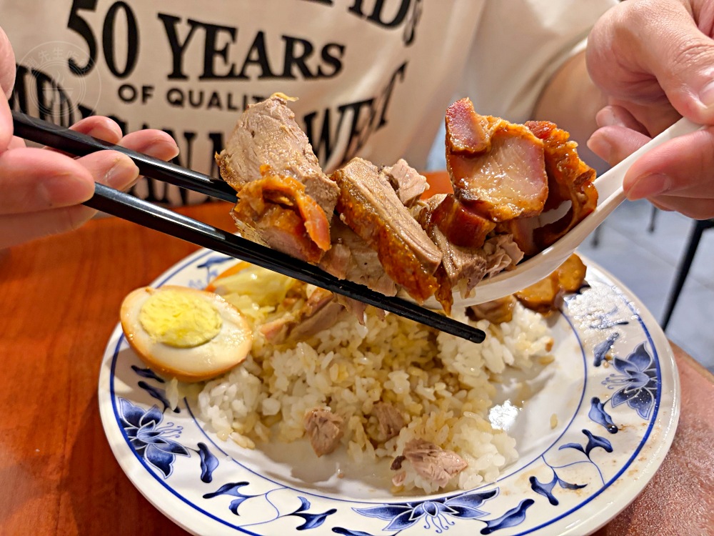 號稱在地最道地的第一名燒臘飯，開門就是大排隊，三寶飯、烤鴨一流！ @趙先生吃飯