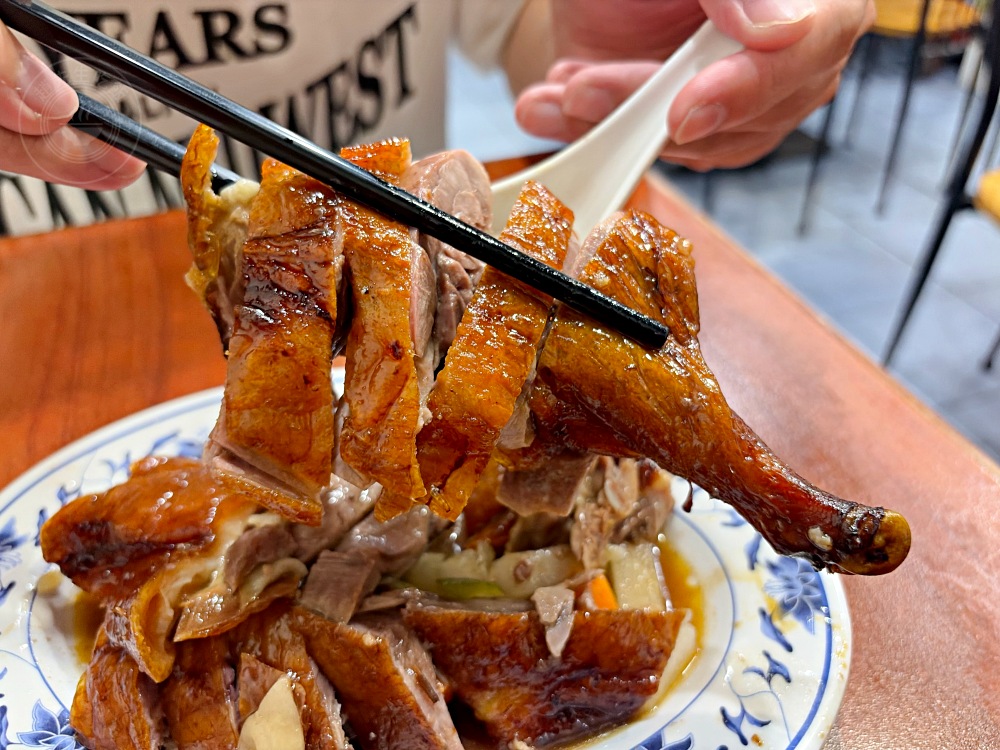 號稱在地最道地的第一名燒臘飯，開門就是大排隊，三寶飯、烤鴨一流！ @趙先生吃飯