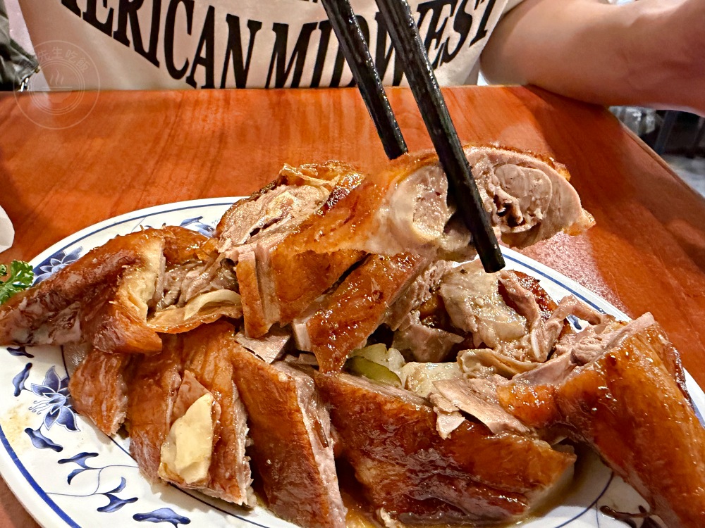 號稱在地最道地的第一名燒臘飯，開門就是大排隊，三寶飯、烤鴨一流！ @趙先生吃飯