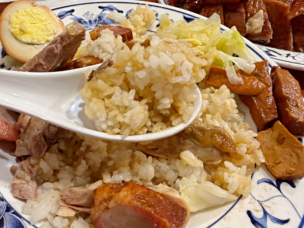 號稱在地最道地的第一名燒臘飯，開門就是大排隊，三寶飯、烤鴨一流！ @趙先生吃飯