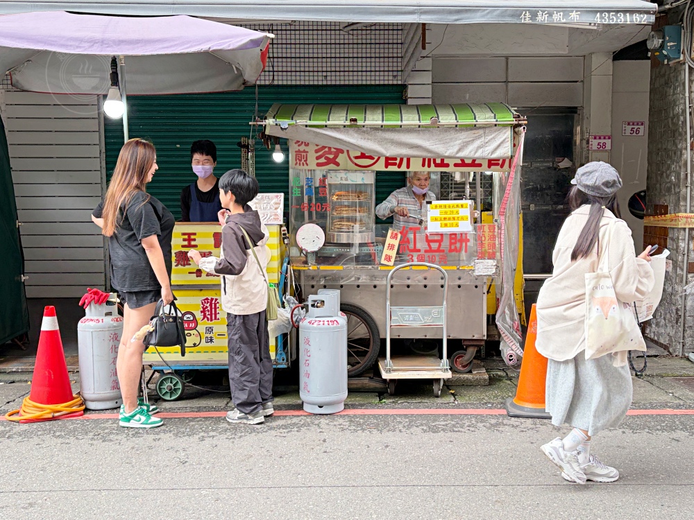 阿伯的3顆10元車輪餅，還是有人嫌貴，超多人現場支持阿伯說不貴！ @趙先生吃飯