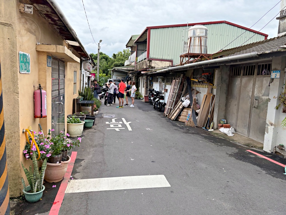 超偏僻小屋，卻一堆人按鈴排隊，只為超大盒便宜鮭魚生魚片、壽司！ @趙先生吃飯
