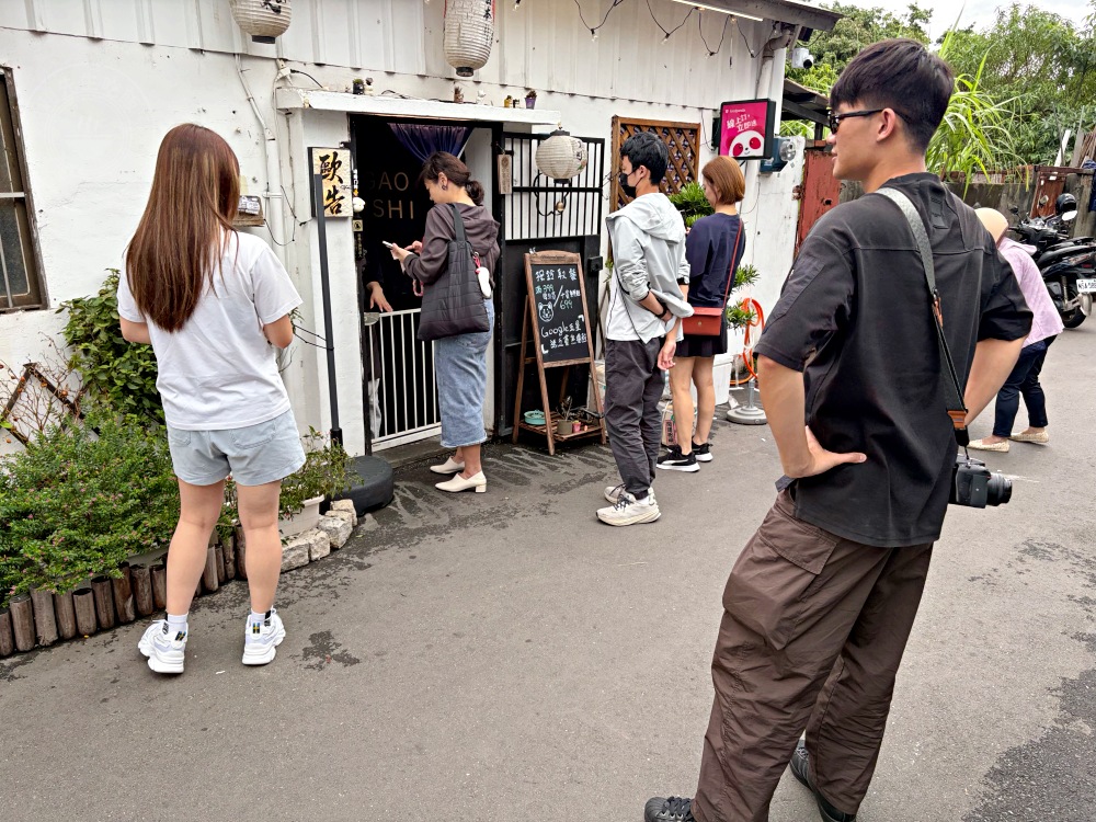 超偏僻小屋，卻一堆人按鈴排隊，只為超大盒便宜鮭魚生魚片、壽司！ @趙先生吃飯