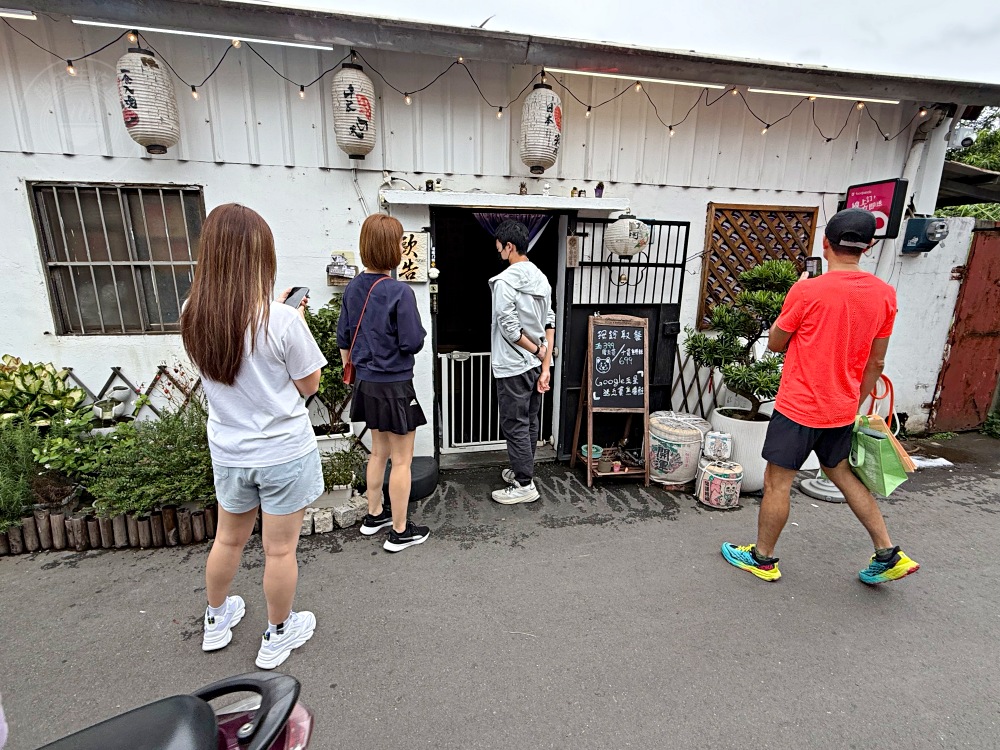 超偏僻小屋，卻一堆人按鈴排隊，只為超大盒便宜鮭魚生魚片、壽司！ @趙先生吃飯