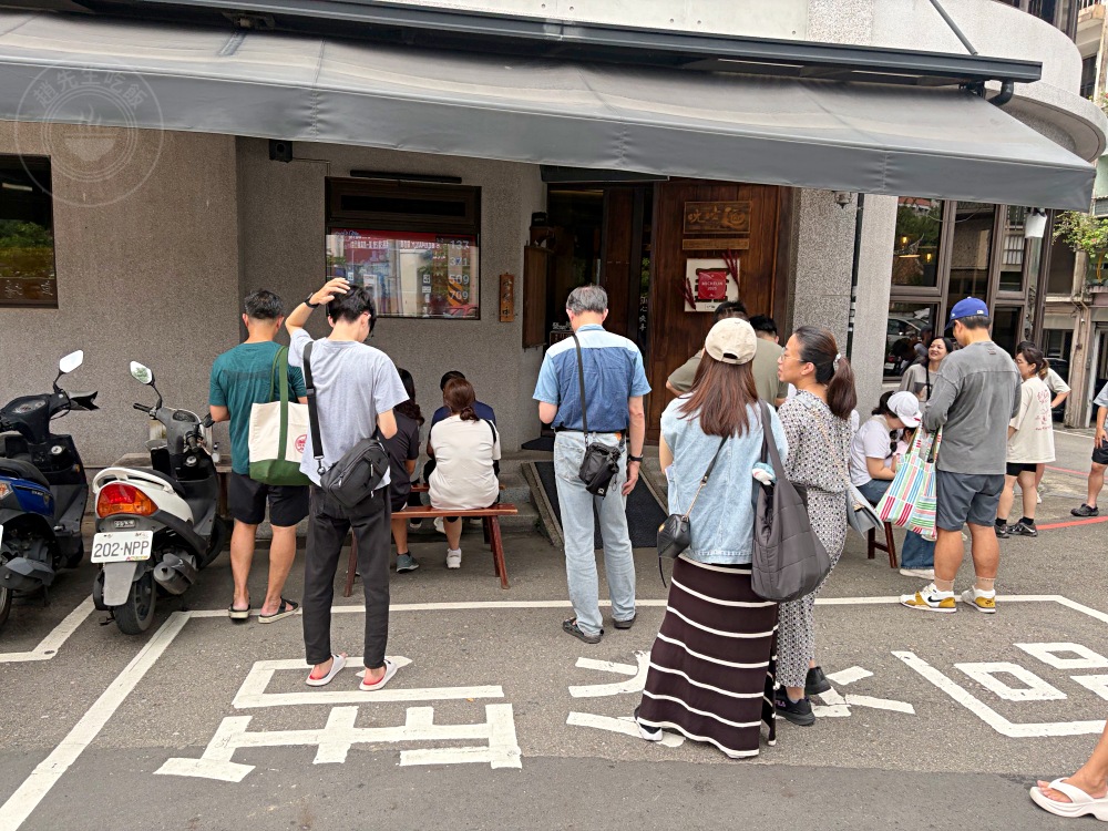阿伯的70年乾麵店，從小攤車賣到蓋4層樓！還拿到米其林認證，天天排隊 @趙先生吃飯