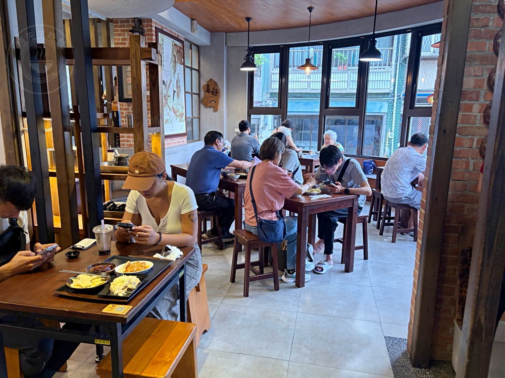 阿伯的70年乾麵店，從小攤車賣到蓋4層樓！還拿到米其林認證，天天排隊 @趙先生吃飯