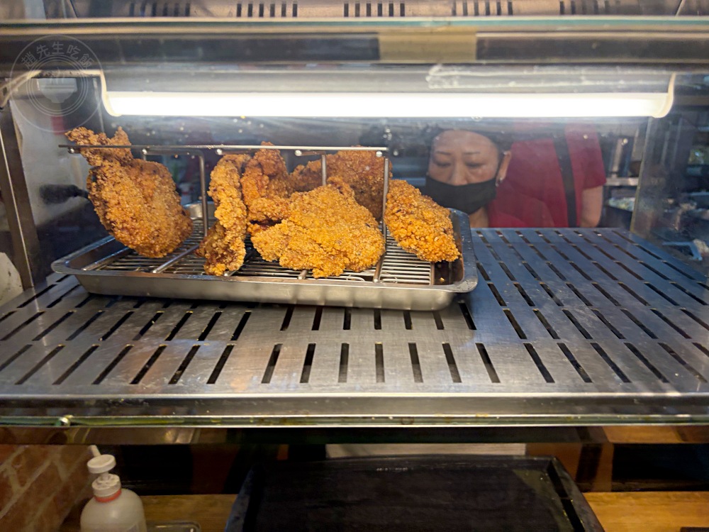 阿伯的70年乾麵店，從小攤車賣到蓋4層樓！還拿到米其林認證，天天排隊 @趙先生吃飯
