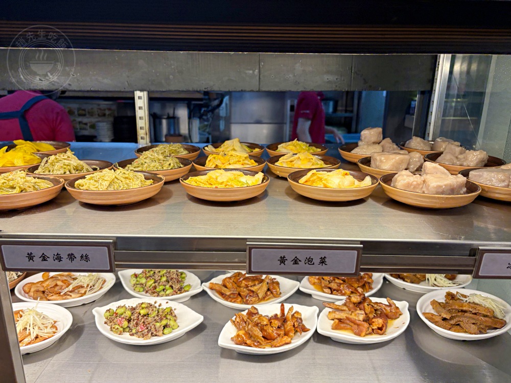 阿伯的70年乾麵店，從小攤車賣到蓋4層樓！還拿到米其林認證，天天排隊 @趙先生吃飯