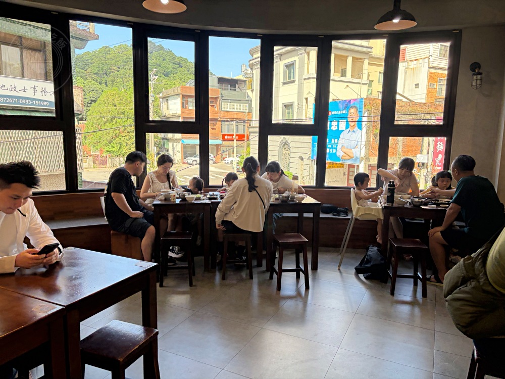 阿伯的70年乾麵店，從小攤車賣到蓋4層樓！還拿到米其林認證，天天排隊 @趙先生吃飯