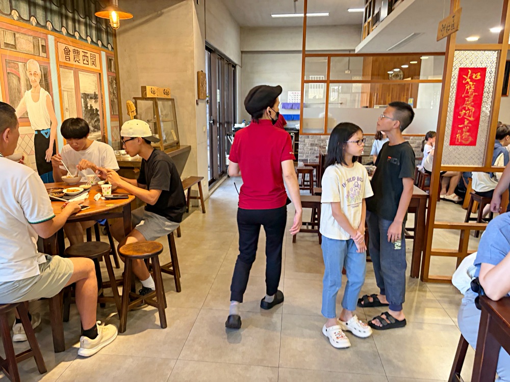 阿伯的70年乾麵店，從小攤車賣到蓋4層樓！還拿到米其林認證，天天排隊 @趙先生吃飯