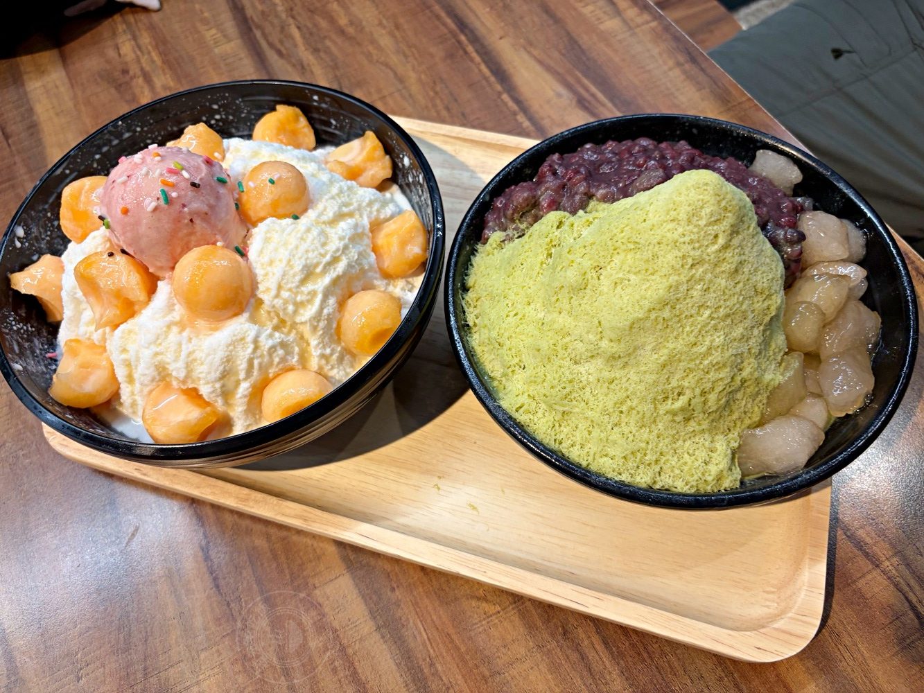 60年牛肉麵老店，天天排隊，因為牛肉麵肉超大塊，牛肉湯喝到飽還有冷氣 @趙先生吃飯
