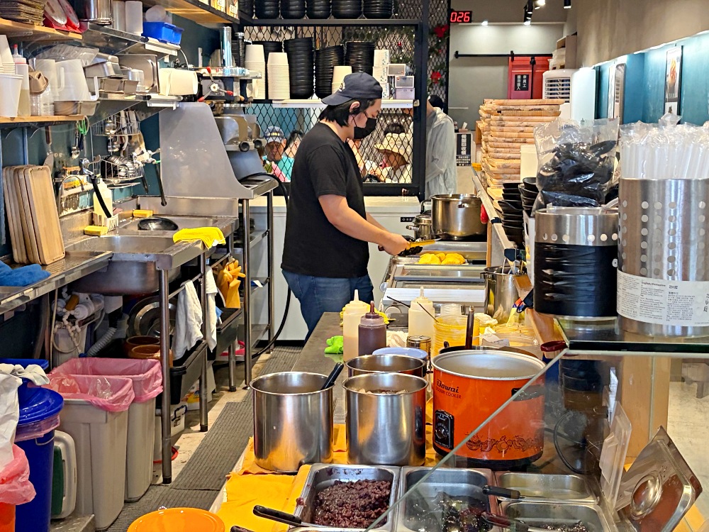 男生也吃不完一碗雪花冰，50年老店，料超多又不貴，天天客滿 @趙先生吃飯