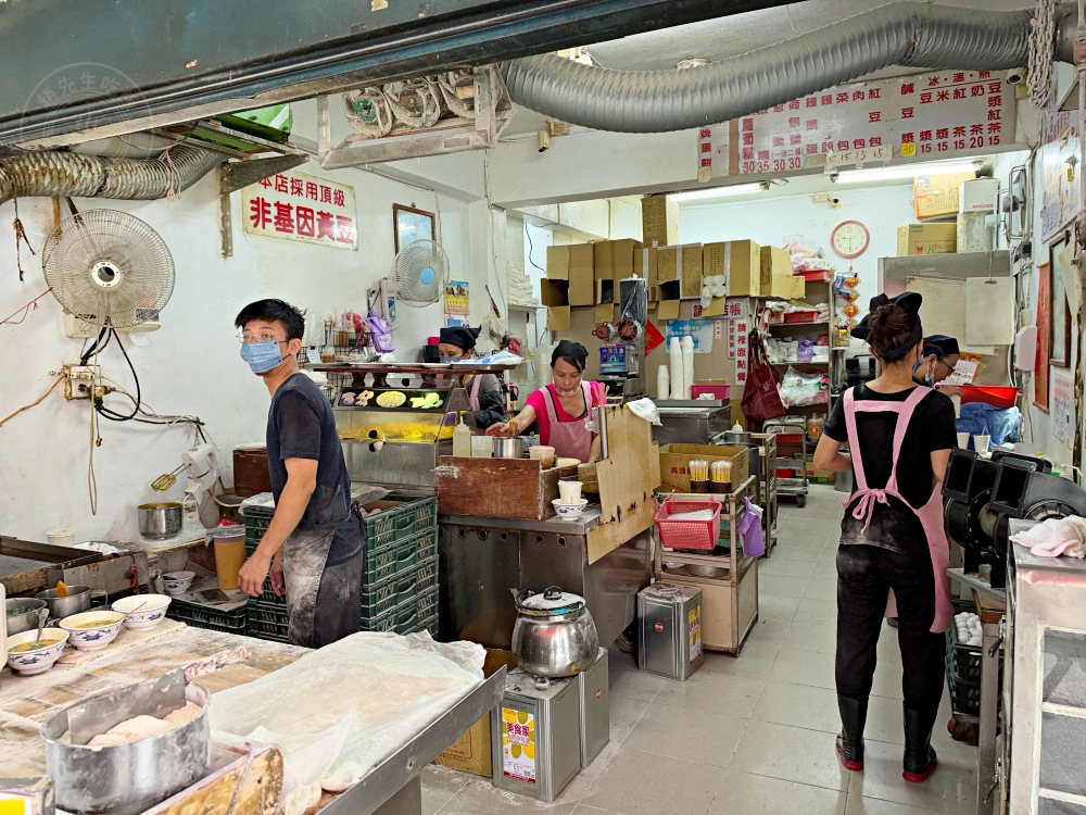 已經開45年了超大酥脆蛋餅老店，飯糰、豆漿也都是招牌，太晚來會賣完 @趙先生吃飯