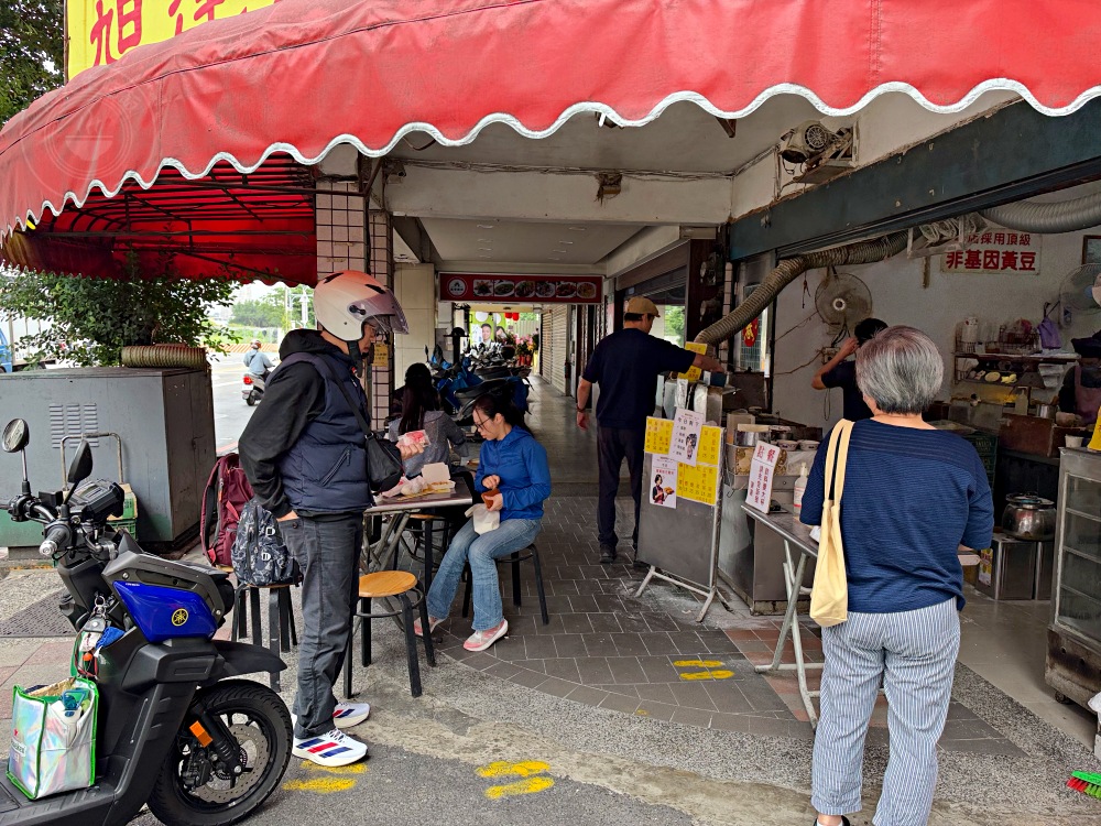 已經開45年了超大酥脆蛋餅老店,飯糰、豆漿也都是招牌,太晚來會賣完 @趙先生吃飯 已經開45年了超大酥脆蛋餅老店,飯糰、豆漿也都是招牌,太晚來會賣完 @趙先生吃飯