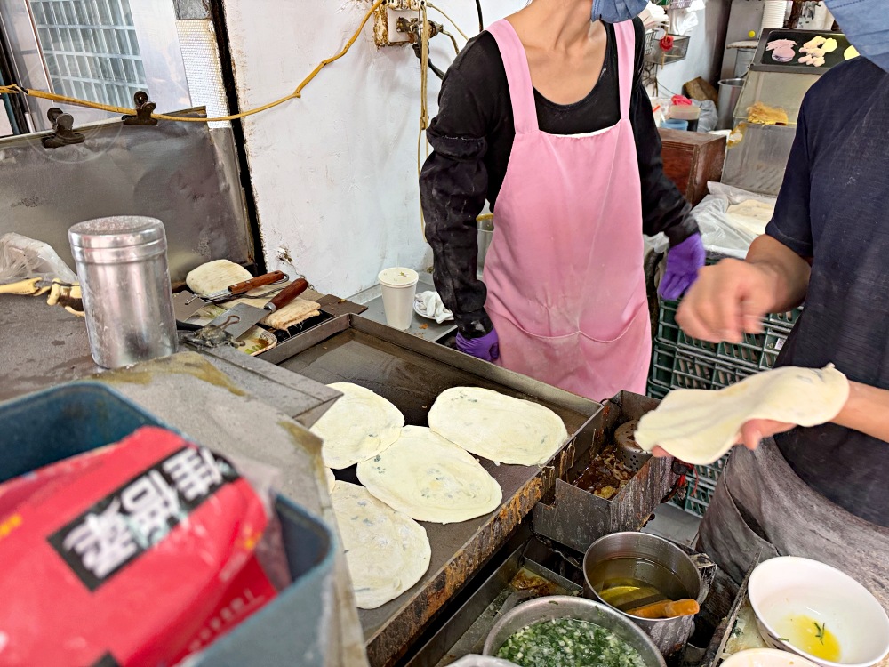 已經開45年了超大酥脆蛋餅老店，飯糰、豆漿也都是招牌，太晚來會賣完 @趙先生吃飯