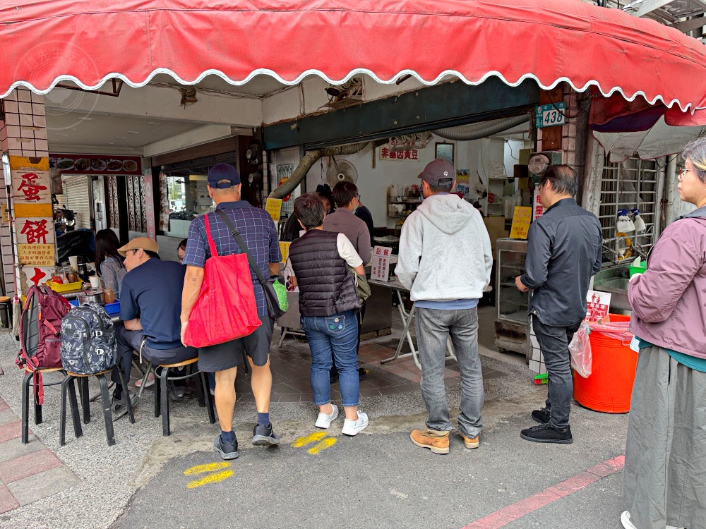 已經開45年了超大酥脆蛋餅老店,飯糰、豆漿也都是招牌,太晚來會賣完 @趙先生吃飯 已經開45年了超大酥脆蛋餅老店,飯糰、豆漿也都是招牌,太晚來會賣完 @趙先生吃飯