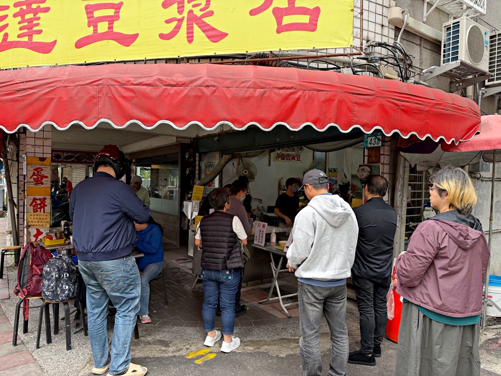 已經開45年了超大酥脆蛋餅老店,飯糰、豆漿也都是招牌,太晚來會賣完 @趙先生吃飯 已經開45年了超大酥脆蛋餅老店,飯糰、豆漿也都是招牌,太晚來會賣完 @趙先生吃飯