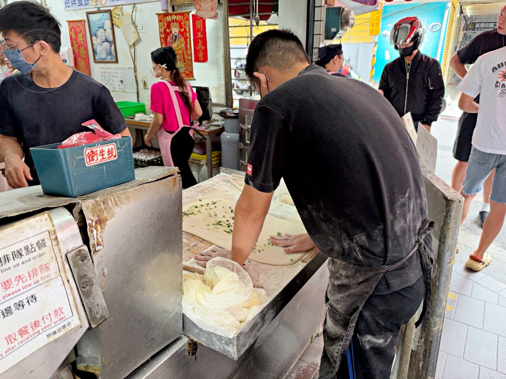 已經開45年了超大酥脆蛋餅老店，飯糰、豆漿也都是招牌，太晚來會賣完 @趙先生吃飯