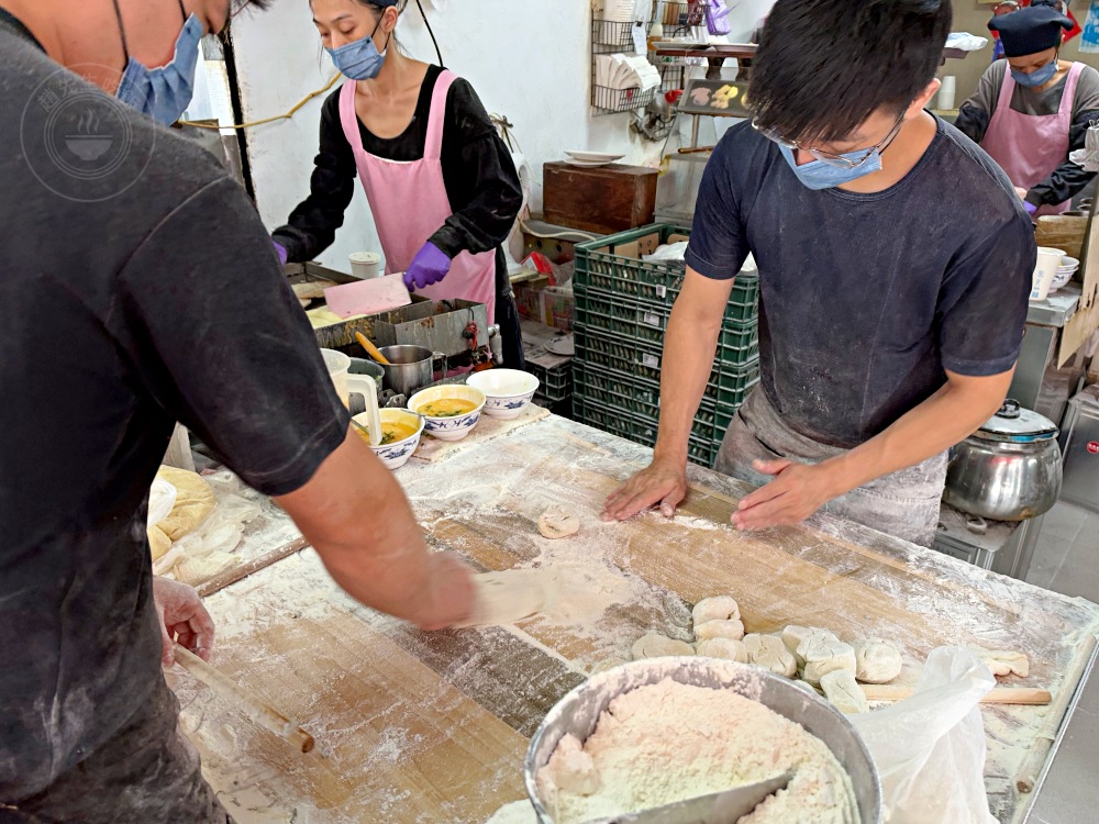 已經開45年了超大酥脆蛋餅老店，飯糰、豆漿也都是招牌，太晚來會賣完 @趙先生吃飯